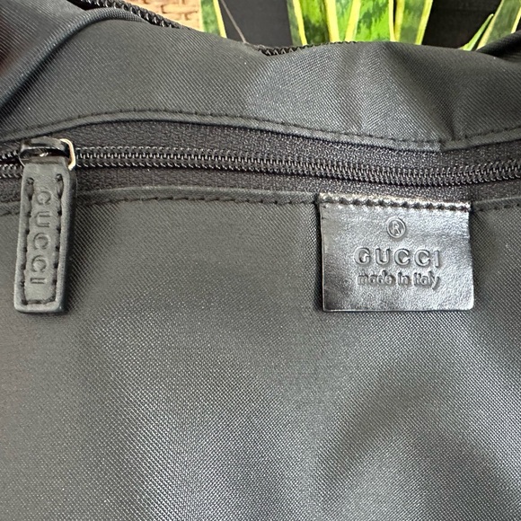 βSOLDβ Authentic Gucci Canvass Shoulder Bag - Picture 3 of 16